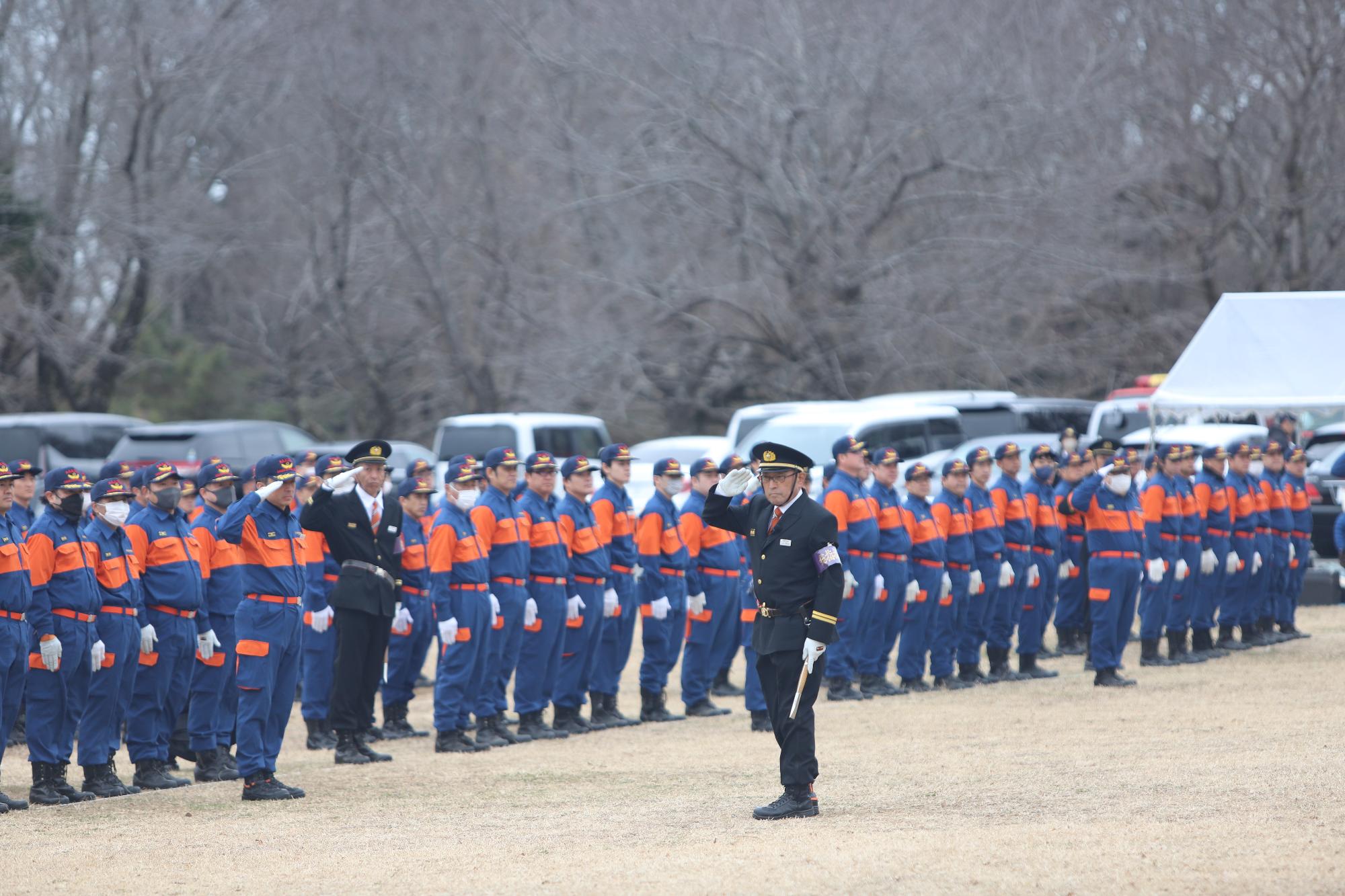 整列する消防団員