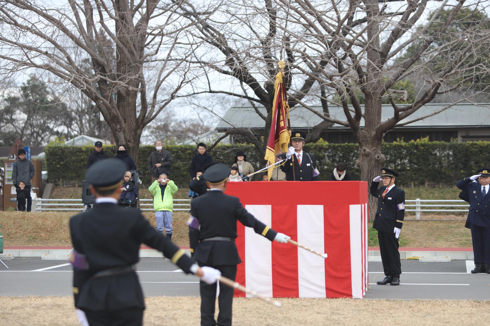 団旗を掲げる消防団員