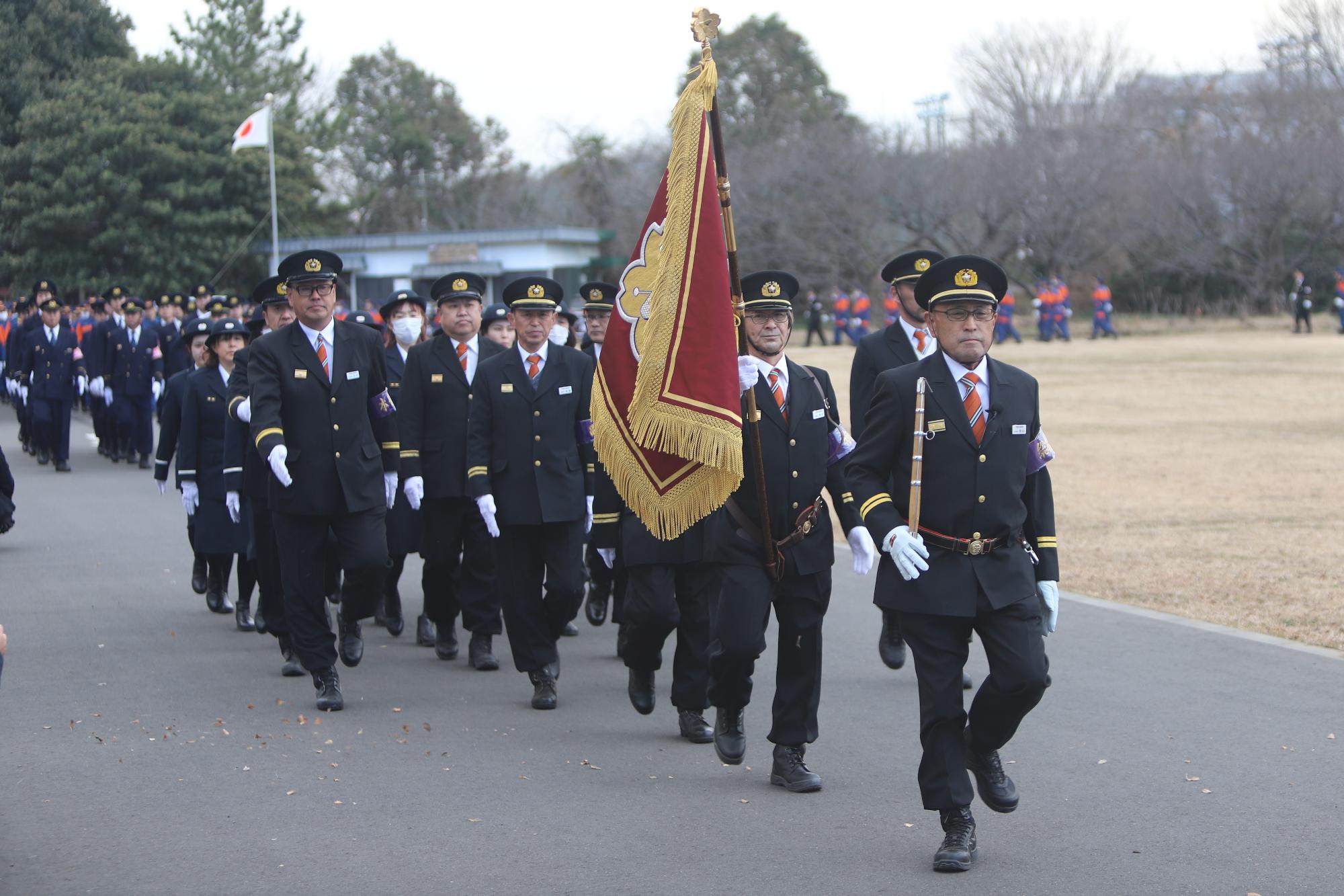 行進を行う消防団員