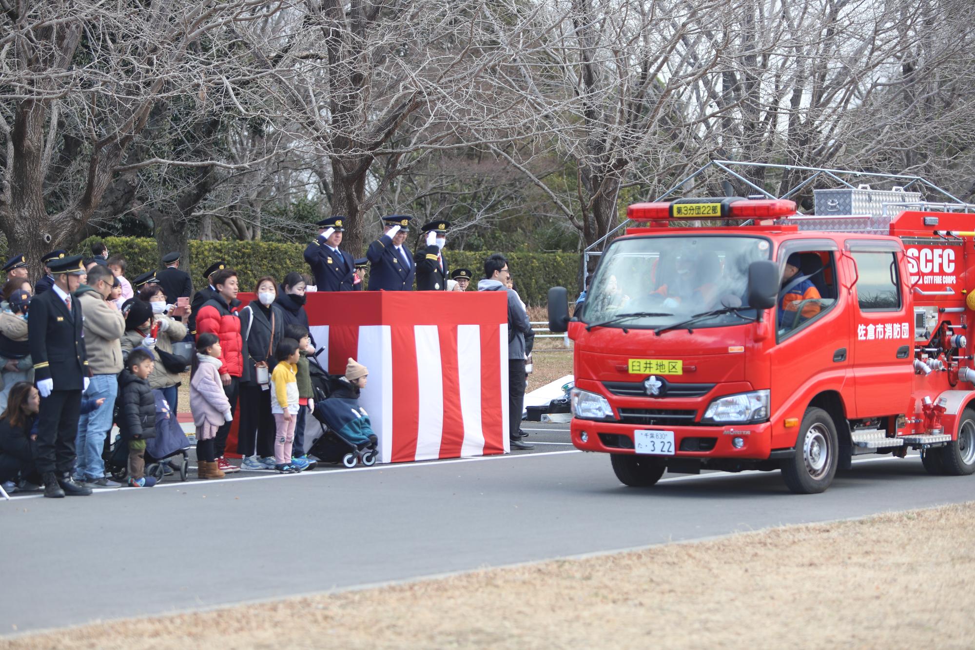 車両行進を行う消防団員