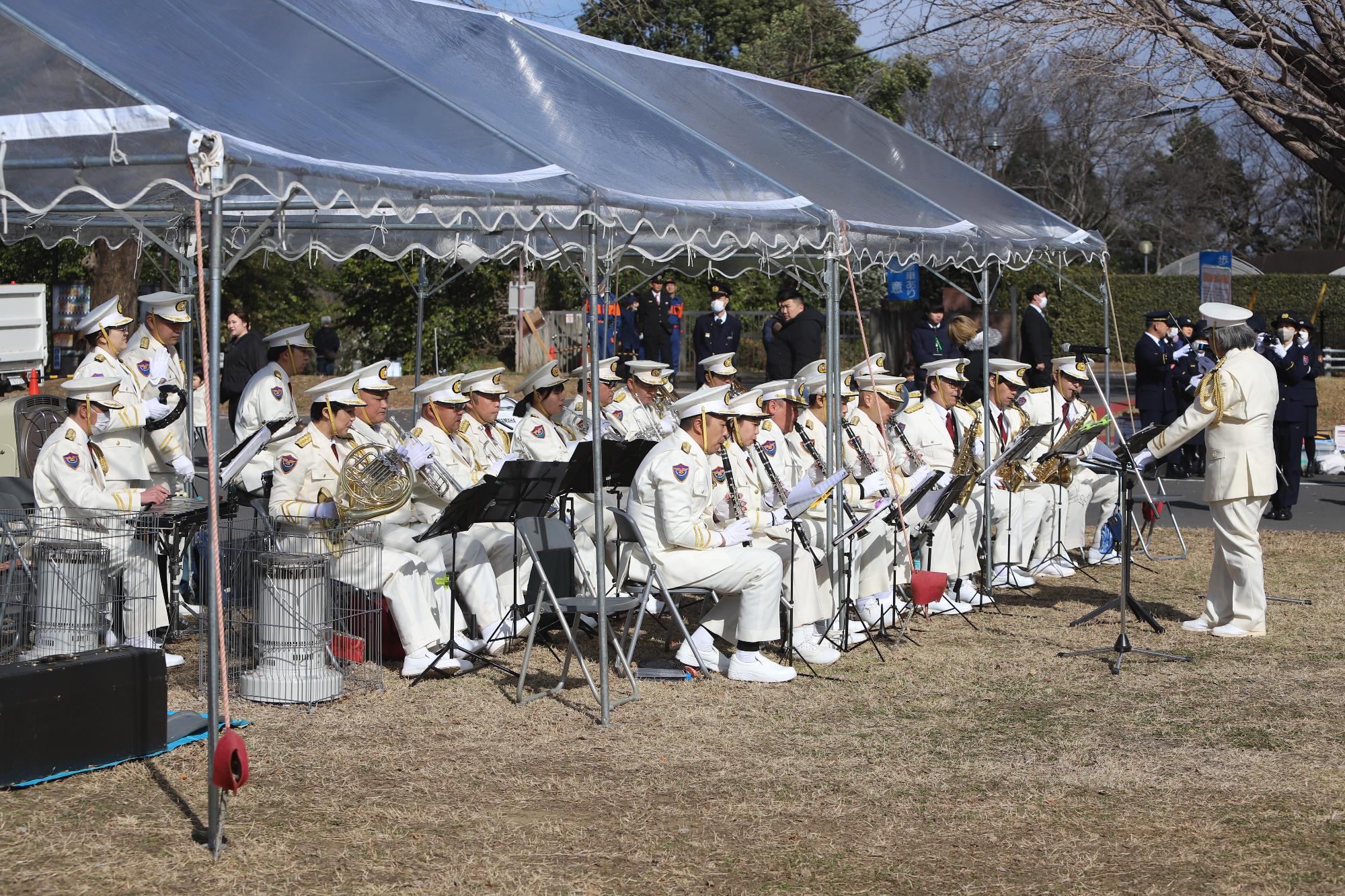 演奏を行う消防団員