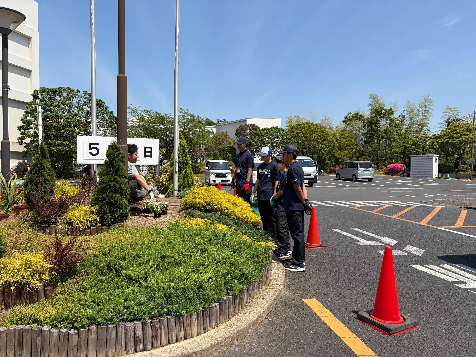 常盤植物化学の担当者から生徒へ説明