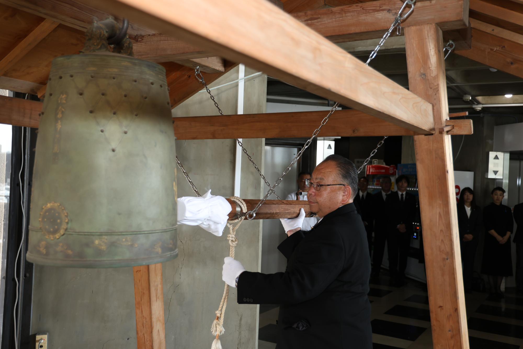 西田市長による「佐倉平和の鐘」の鳴鐘