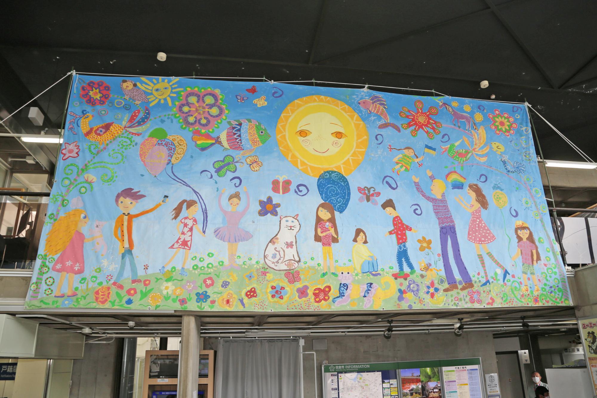 佐倉市役所の一階ロビーで一般公開されているキッズゲルニカの写真