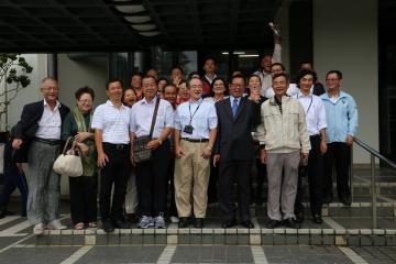 市役所1号館前で山上区のみなさんと記念撮影を行なっている様子の写真