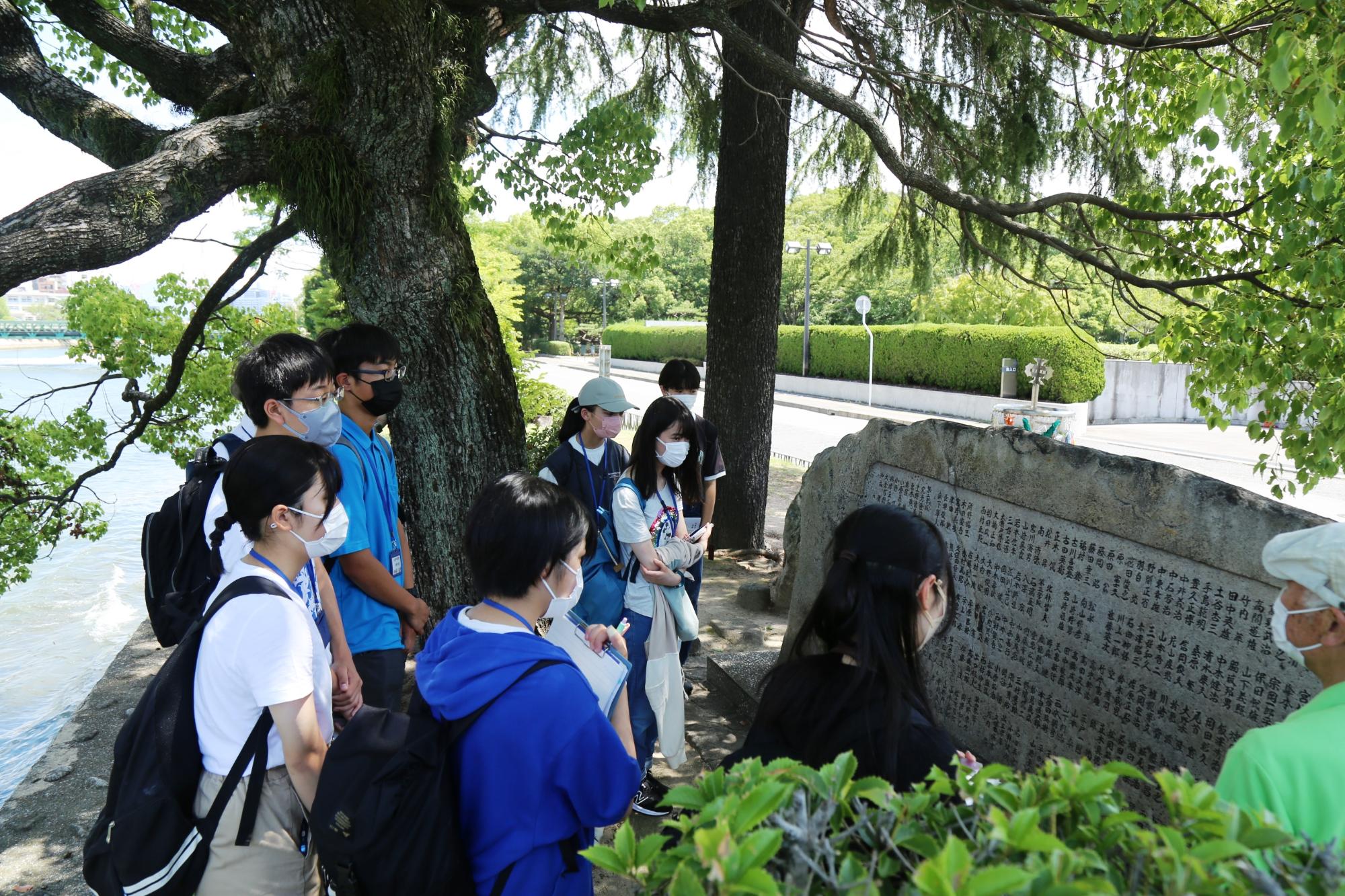 ヒロシマピースボランティアのかたの案内で平和記念公園の慰霊碑や被爆樹木をを見学