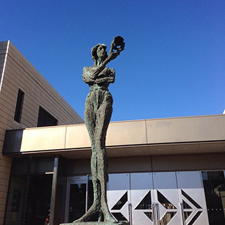 佐倉市民音楽ホール前に設置された淀井敏夫作「ギリシャの春」の銅像の写真