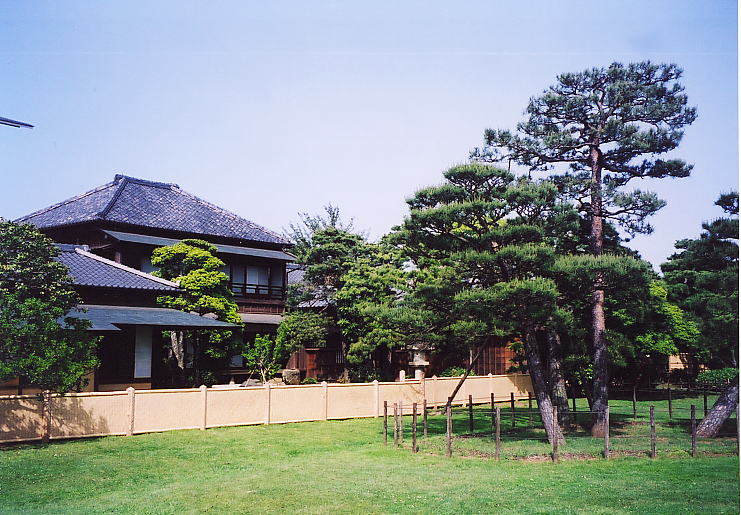広い庭に大きな松の木などが植えられている旧堀田宅邸の写真