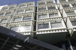 佐倉市役所1号館の白いカプセルの集合体のような外観を下から写している写真