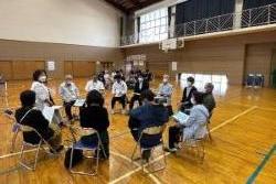 円の形に椅子を並べてグループに分かれて座り、意見交換している参加者の写真
