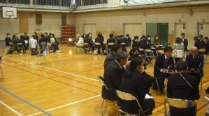 円の形に椅子を並べてグループに分かれて座り、意見交換している参加者の写真