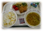 ご飯、スープ、野菜、揚げ物、牛乳がお盆に並べられている写真