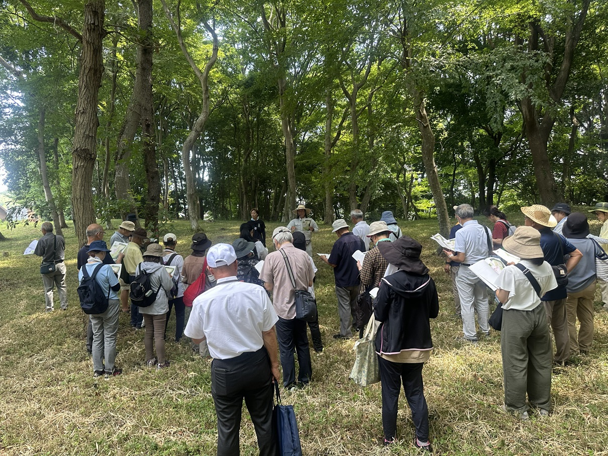 井野長割遺跡視察の様子1