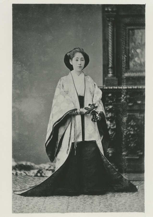 宮中装束を身にまとった志津肖像写真