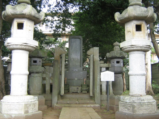 両脇を追遠碑で囲われた堀田家墓所を正面から写した写真