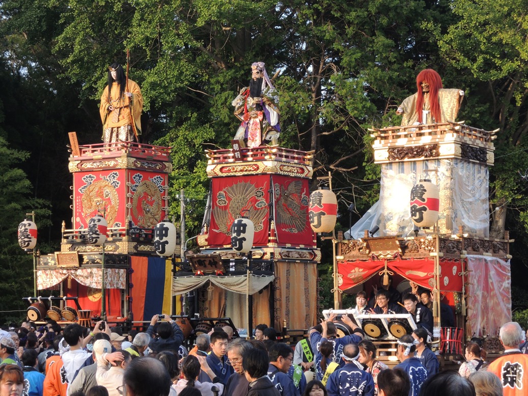 赤を基調とした旧佐倉町の祭礼用具（上町・仲町・横町の江戸型山車）が並んでいる写真