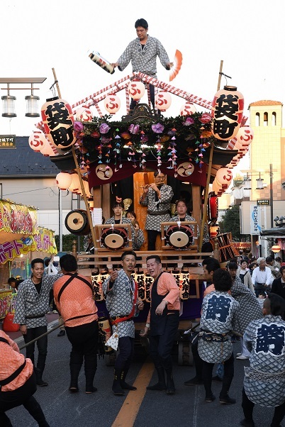 「袋町」の神輿が佐倉の秋祭りで引き廻しされている写真