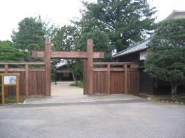 旧堀田邸の冠木門と門番所の写真