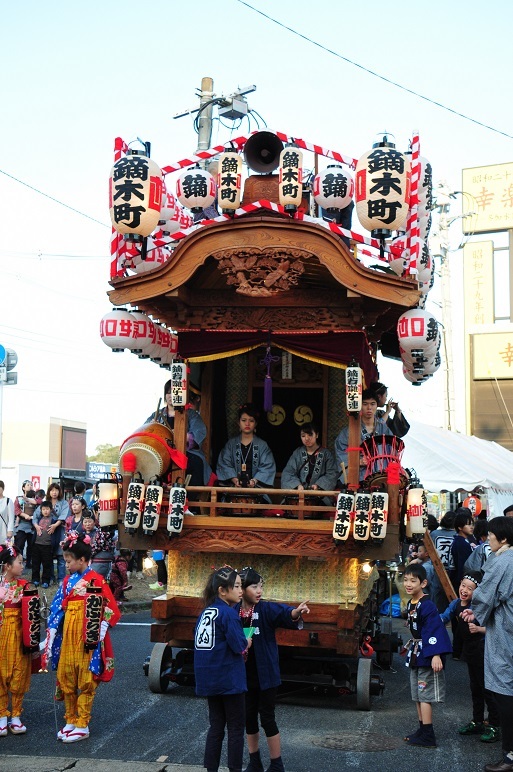 「鏑木町」の神輿の周りに子供達が集まっているお祭りの写真