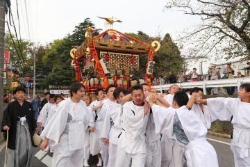 白装束を着た人達が神輿渡御をしている写真