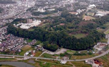 佐倉城跡と近隣の建物などを空撮した写真