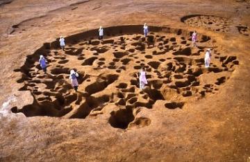 大きな丸い形の中に小さな穴がたくさんある吉見台遺跡の大型竪穴建物跡写真