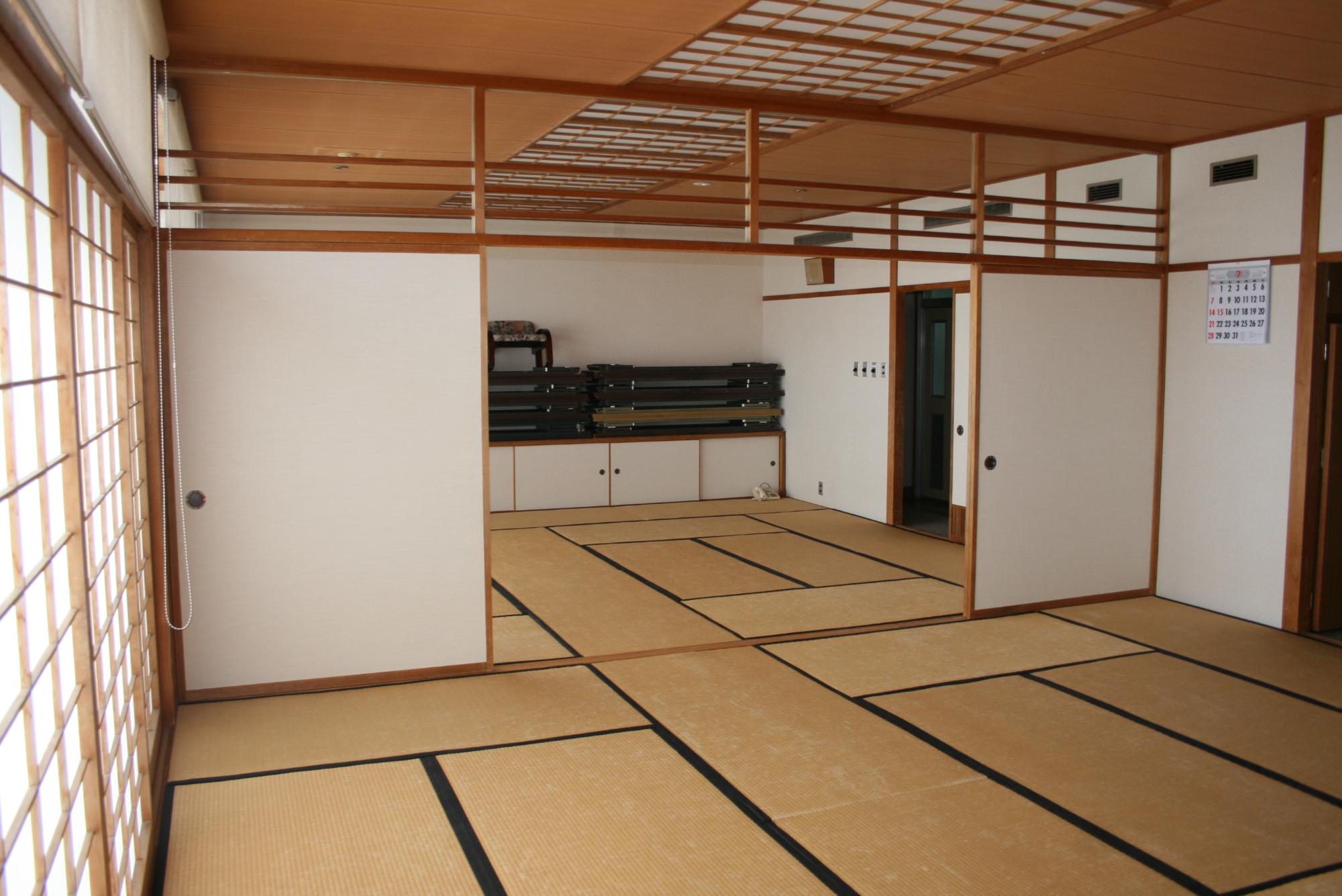 畳の敷かれた広々とした部屋が二間続いている和室の写真