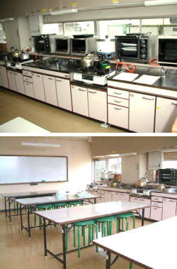 (上）レンジや、やかんなどが置かれた調理場の写真（下）机と椅子が置かれた調理実習室を写した写真