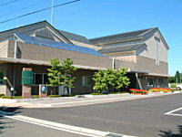 グレーを基調とした2階建ての大きな和田ふるさと館の外観写真