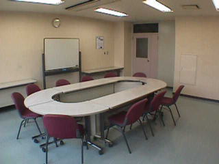 部屋の中央にテーブルを円状に設置されている学習室2の写真