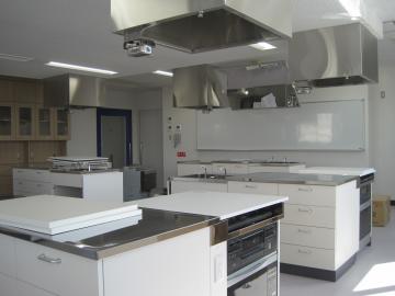 換気扇や調理台などが設置された調理室の写真