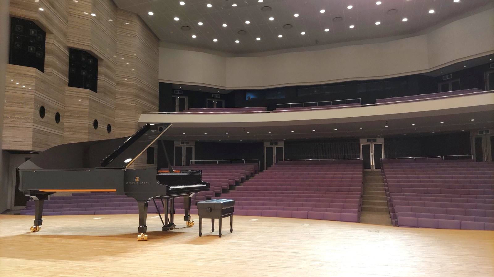 舞台上のスタインウェイD274