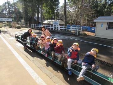 園児たちが縦に並んでミニSLに乗っている写真