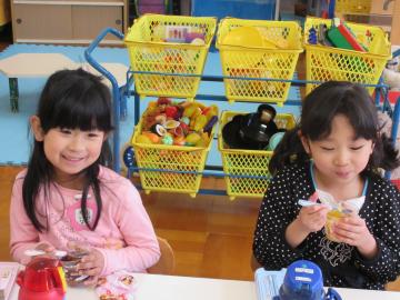 2人の女の子の園児がフルーツゼリーを食べている写真