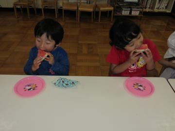 スイカを食べる園児2名の写真