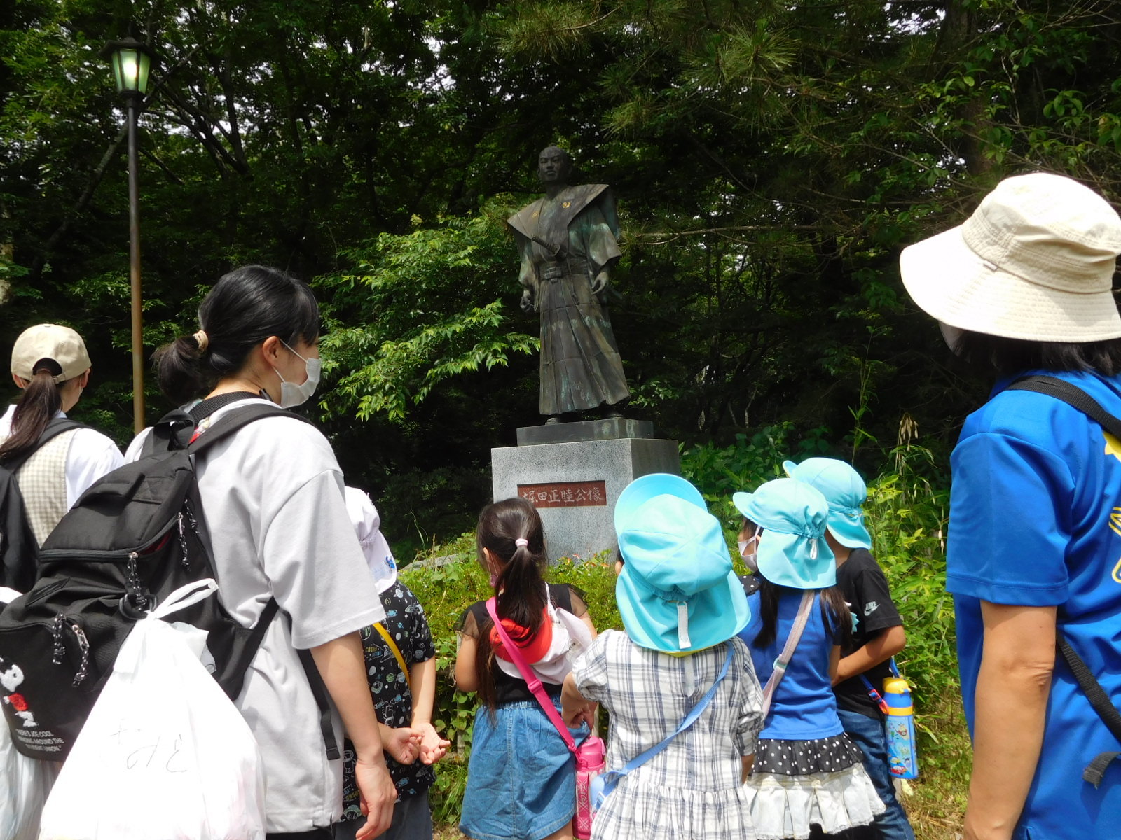 堀田正睦像の前に並んでいる園児や関係者の写真