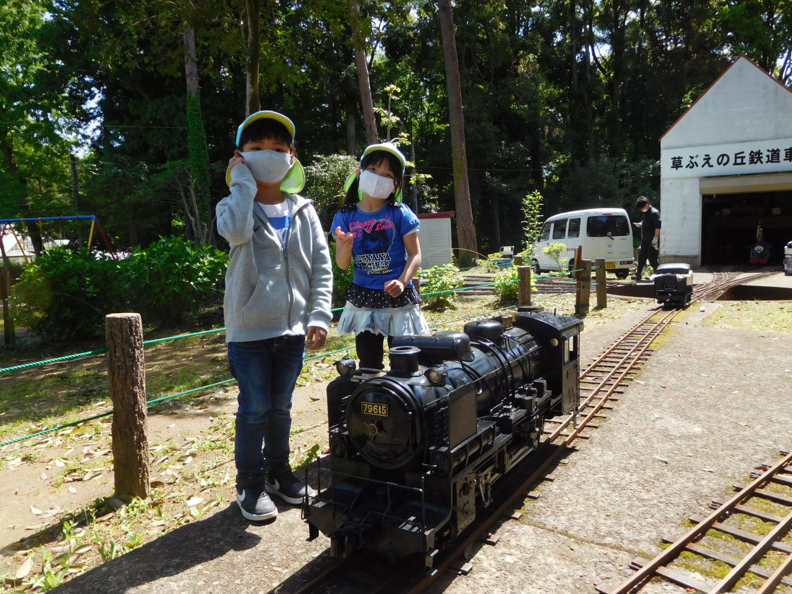 ゴールデンウイーク中に運航する黒い小さな蒸気機関車と子供たちとの記念写真