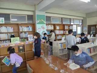 図書室で生徒が本を読んだりしている写真