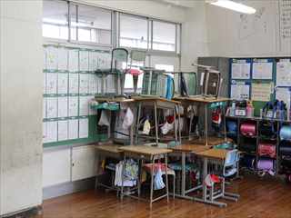 教室の入口に机と椅子を寄せ集めて出来上がったバリケードの写真