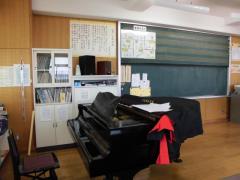 上下に動く二段式の黒板の前にピアノが置かれている音楽室の写真