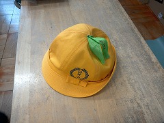 手前に校章が付いている黄色い通学帽子の写真
