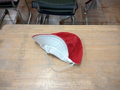 体育の授業等で使用する紅白の帽子の写真