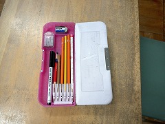 ピンクの筆箱に鉛筆、消しゴム、サインペンが入っている写真