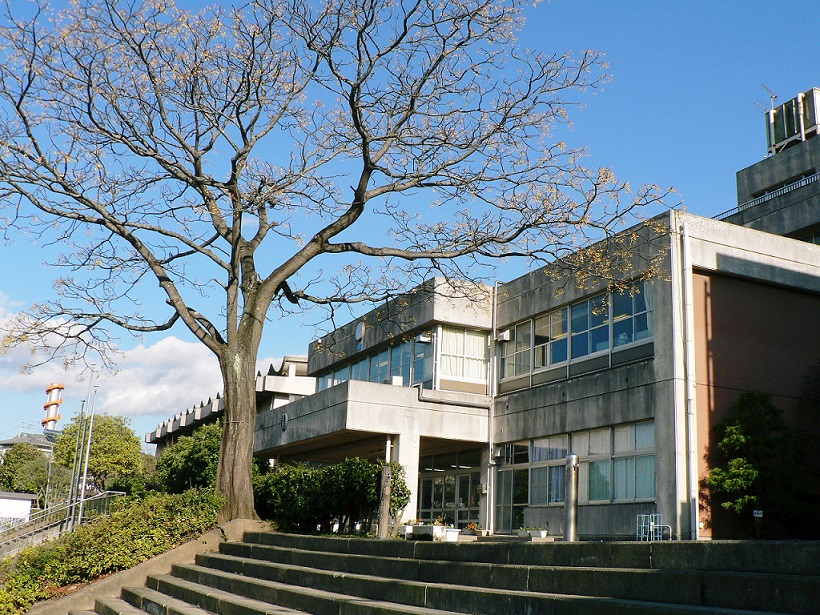 青空の下大きな木が側に植えられている階段がの先に校舎がある佐倉市立間野台小学校の写真