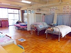 カーテンで仕切られたベッドが2つ設置されている様子の保健室の写真