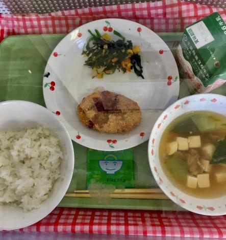 コロッケと豆腐とちんげんさいのスープをメインにした11月給食献立の写真