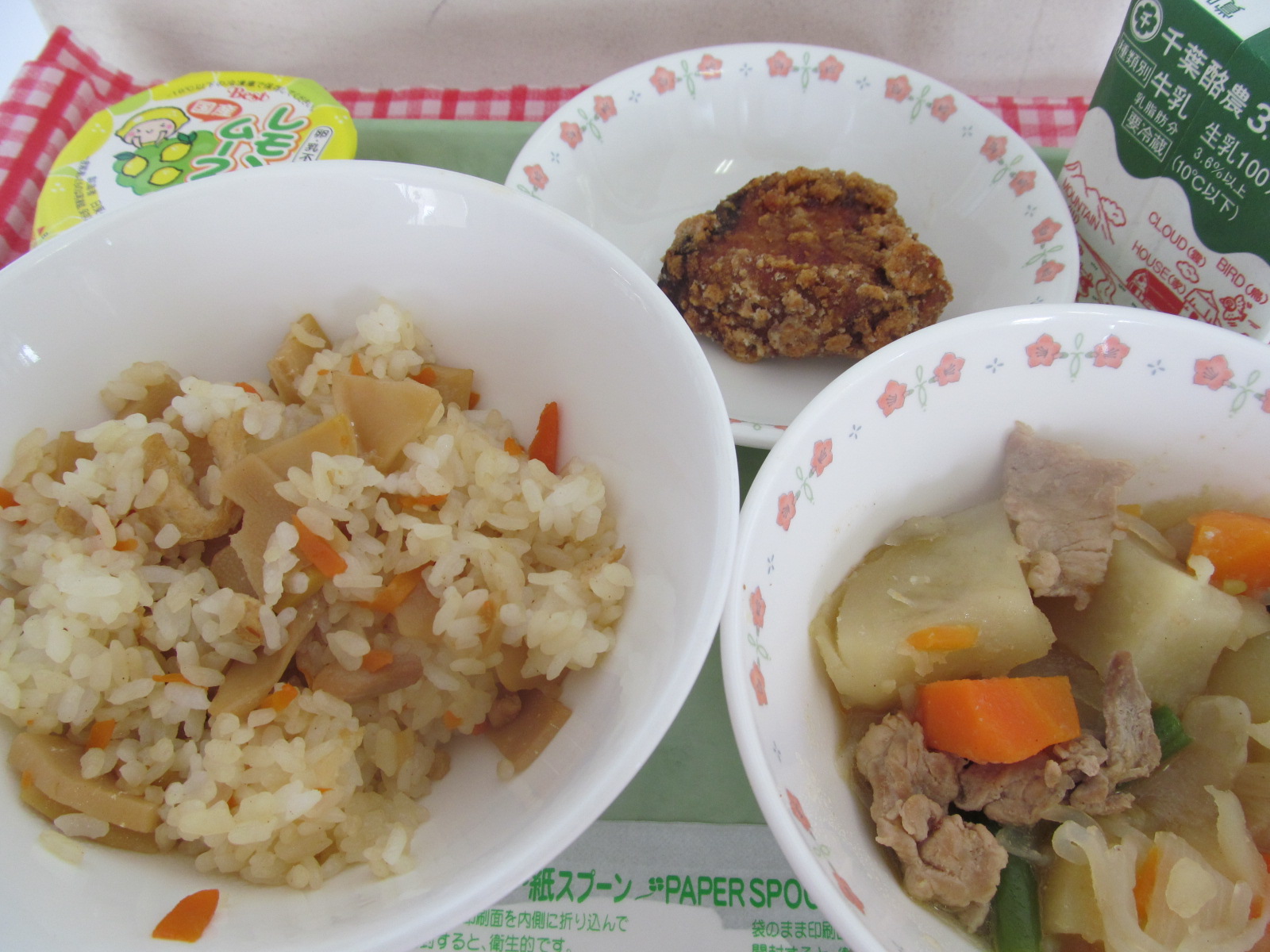 たけのこご飯と肉じゃがをメインにした4月給食献立の写真