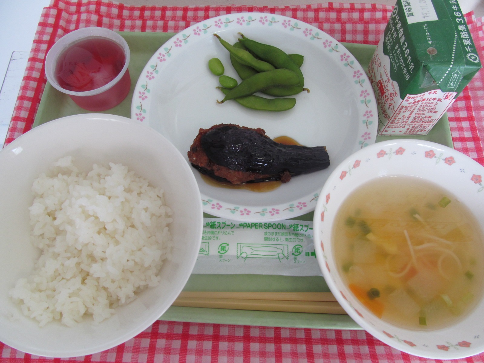 七夕の逸話にちなみ、冬瓜入りのそうめん汁を添えている7月給食献立の写真