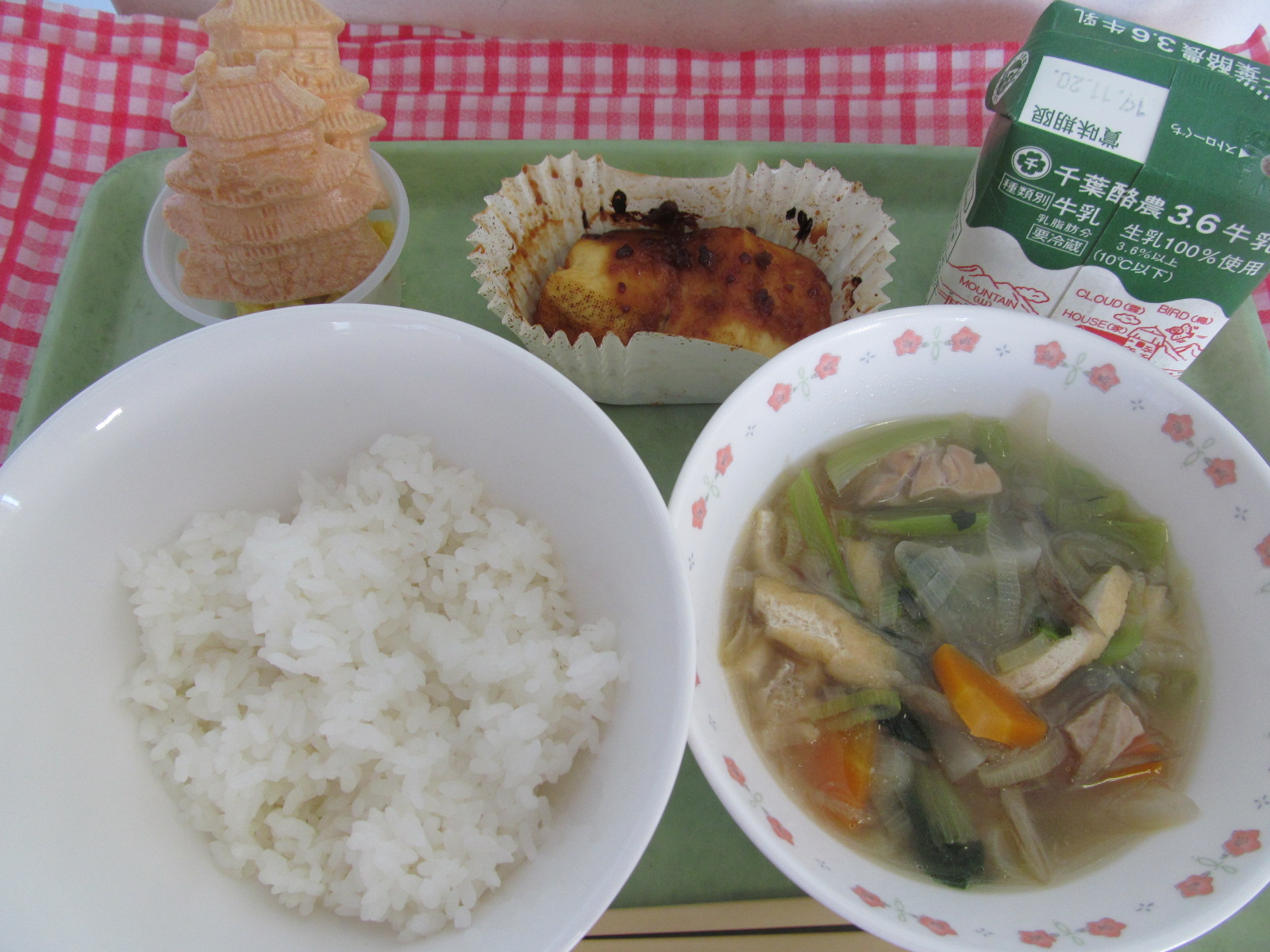 豆腐の田楽と、小江戸汁をメインにした9月給食献立の写真