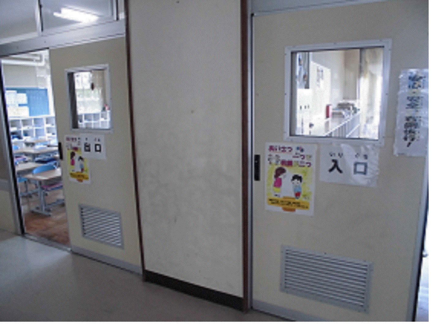 それぞれ「入り口」「出口」と書かれた掲示物が貼られている教室の扉の写真